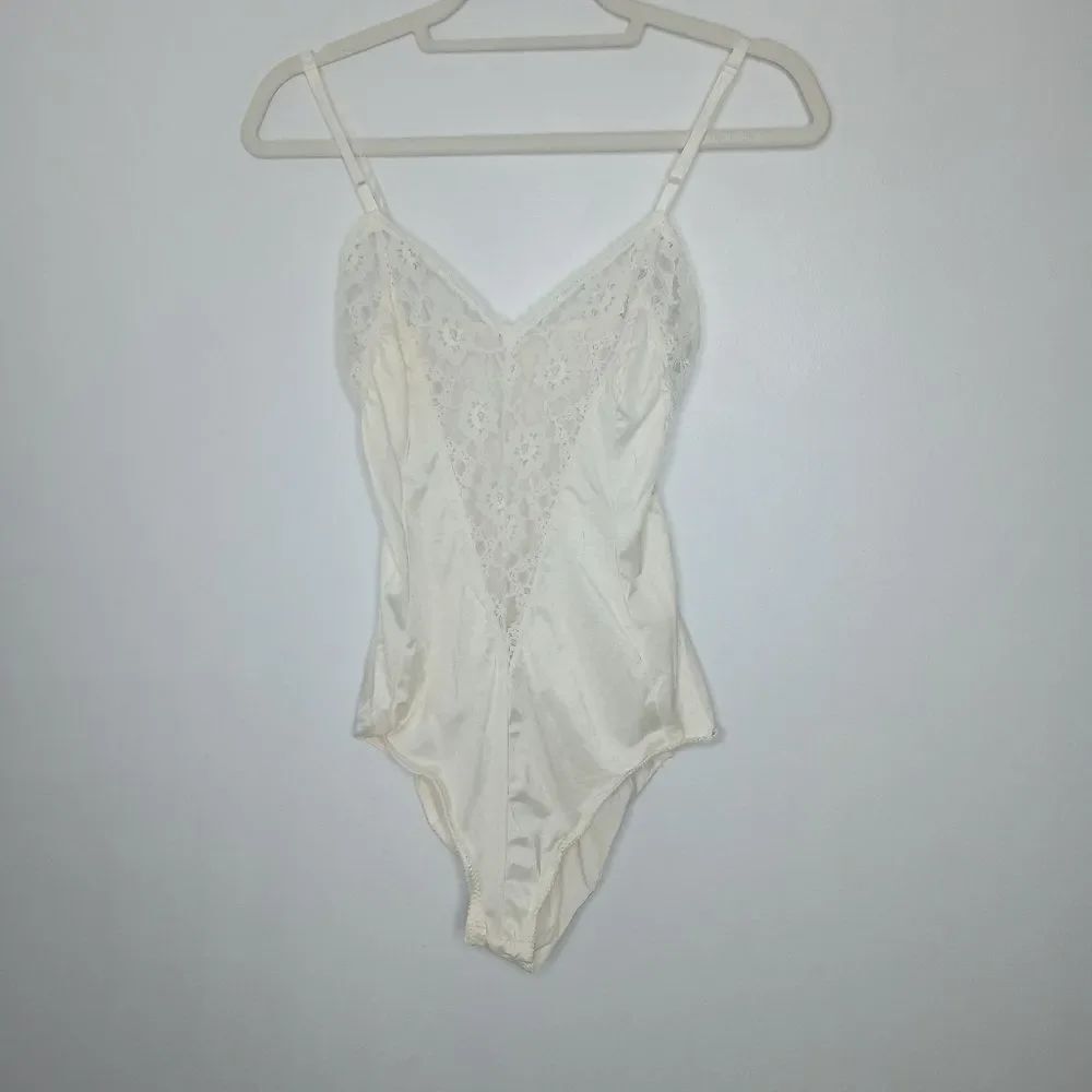 Vintage lady cameo sleepwear size small